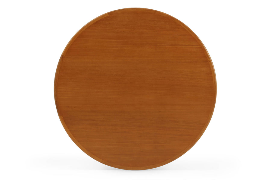 チーク材天然木を使用した円型のダイニングテーブルです。天板縁には円を描くように無垢材をジョイントしており、丁寧に削りだしているため、見た目にも美しく、肘を置いた際などの当たりも非常に良いです。また、キズなどに対しても耐久力があります。こちらは4人が使うにはちょうどよい大きさです。円形のテーブルは一般的な長方形のテーブルに比べて角がない分、お部屋に圧迫感を与えません。お気に入りの照明やチェアをテーブルを中心として配置することでセンスのあるダイニングを演出できます。