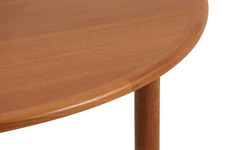 チーク材天然木を使用した円型のダイニングテーブルです。天板縁には円を描くように無垢材をジョイントしており、丁寧に削りだしているため、見た目にも美しく、肘を置いた際などの当たりも非常に良いです。また、キズなどに対しても耐久力があります。こちらは4人が使うにはちょうどよい大きさです。円形のテーブルは一般的な長方形のテーブルに比べて角がない分、お部屋に圧迫感を与えません。お気に入りの照明やチェアをテーブルを中心として配置することでセンスのあるダイニングを演出できます。