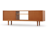 北欧デザインTVボードです。シンプルに仕上げられたフォルムにシャープなレッグがアクセントになっています。希少なチーク突き板を使用しています。使い勝手のよい可動式の引き戸、取っ手はチークを削りだしております。薄型のTVを載せてリラックスタイムにご使用下さい。