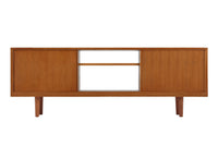 北欧デザインTVボードです。シンプルに仕上げられたフォルムにシャープなレッグがアクセントになっています。希少なチーク突き板を使用しています。使い勝手のよい可動式の引き戸、取っ手はチークを削りだしております。薄型のTVを載せてリラックスタイムにご使用下さい。