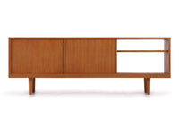 北欧デザインTVボードです。シンプルに仕上げられたフォルムにシャープなレッグがアクセントになっています。希少なチーク突き板を使用しています。使い勝手のよい可動式の引き戸、取っ手はチークを削りだしております。薄型のTVを載せてリラックスタイムにご使用下さい。