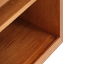 北欧デザインTVボードです。シンプルに仕上げられたフォルムにシャープなレッグがアクセントになっています。希少なチーク突き板を使用しています。使い勝手のよい可動式の引き戸、取っ手はチークを削りだしております。薄型のTVを載せてリラックスタイムにご使用下さい。