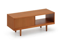 北欧スタイルのTVボードです。極力無駄を省いたシンプルなデザインに仕上げられたフォルムにシャープなレッグがアクセントになっています。材質はチーク材天然木、シンプルながらも高品質な印象を感じることができます。取り外し可能な引き戸は使い勝手がよく、さまざまなタイプの機器などが収納できると思います。こちらは幅の狭いタイプで、小さめのお部屋にも無理なくおしゃれなインテリアとしてご使用いただけると思います。