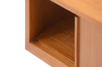 北欧スタイルのTVボードです。極力無駄を省いたシンプルなデザインに仕上げられたフォルムにシャープなレッグがアクセントになっています。材質はチーク材天然木、シンプルながらも高品質な印象を感じることができます。取り外し可能な引き戸は使い勝手がよく、さまざまなタイプの機器などが収納できると思います。こちらは幅の狭いタイプで、小さめのお部屋にも無理なくおしゃれなインテリアとしてご使用いただけると思います。