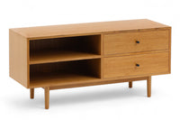 ナチュラルテイストのローボード120です。上質なチーク材を使用し、シンプルですがデザイン性の高いアイテムです。あえて余計な塗装をあまりせず、木本来の味わいを楽しめる作りになっています。取手には現在入手困難なローズウッド(現在はチーク材のローズウッドカラー塗装への仕様変更となっています)を使用し、コントラストの美しさが感じられる仕上がりになっています。通常安価な白木などが用いられる裏面や引き出しの内部にも全て上質なチーク材を使用しており高級感があります。 旧タイプから木材のグレードや、コードホールのステルス化などが変更になっています。