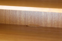 ナチュラルテイストのローボード120です。上質なチーク材を使用し、シンプルですがデザイン性の高いアイテムです。あえて余計な塗装をあまりせず、木本来の味わいを楽しめる作りになっています。取手には現在入手困難なローズウッド(現在はチーク材のローズウッドカラー塗装への仕様変更となっています)を使用し、コントラストの美しさが感じられる仕上がりになっています。通常安価な白木などが用いられる裏面や引き出しの内部にも全て上質なチーク材を使用しており高級感があります。 旧タイプから木材のグレードや、コードホールのステルス化などが変更になっています。