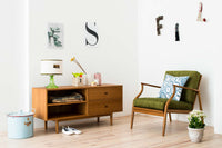 ナチュラルテイストのローボード120です。上質なチーク材を使用し、シンプルですがデザイン性の高いアイテムです。あえて余計な塗装をあまりせず、木本来の味わいを楽しめる作りになっています。取手には現在入手困難なローズウッド(現在はチーク材のローズウッドカラー塗装への仕様変更となっています)を使用し、コントラストの美しさが感じられる仕上がりになっています。通常安価な白木などが用いられる裏面や引き出しの内部にも全て上質なチーク材を使用しており高級感があります。 旧タイプから木材のグレードや、コードホールのステルス化などが変更になっています。