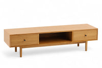 ナチュラルテイストのローボード120です。上質なチーク材を使用し、シンプルですがデザイン性の高いアイテムです。あえて余計な塗装をあまりせず、木本来の味わいを楽しめる作りになっています。取手には現在入手困難なローズウッド(現在はチーク材のローズウッドカラー塗装への仕様変更となっています)を使用し、コントラストの美しさが感じられる仕上がりになっています。通常安価な白木などが用いられる裏面や引き出しの内部にも全て上質なチーク材を使用しており高級感があります。 旧タイプから木材のグレードや、コードホールのステルス化などが変更になっています。