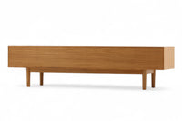 ナチュラルテイストのローボード120です。上質なチーク材を使用し、シンプルですがデザイン性の高いアイテムです。あえて余計な塗装をあまりせず、木本来の味わいを楽しめる作りになっています。取手には現在入手困難なローズウッド(現在はチーク材のローズウッドカラー塗装への仕様変更となっています)を使用し、コントラストの美しさが感じられる仕上がりになっています。通常安価な白木などが用いられる裏面や引き出しの内部にも全て上質なチーク材を使用しており高級感があります。 旧タイプから木材のグレードや、コードホールのステルス化などが変更になっています。