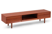 チーク材のテレビボードです。刃物のようなデザインの取手が特徴的で、収納時には非常にモダンで美しい印象を与えます。またこちらの長い取っ手は開け閉め時、ストレス無く、使い勝手がよいのも特徴です。チェスト本体の外枠が正面に対してフラットではなく斜めになっているなど高級感のあるデザインに仕上げています。