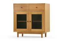 ナチュラルテイストの小さなキャビネットです。上質なチーク材を使用し、シンプルですがデザイン性の高いアイテムです。あえて余計な塗装をあまりせず、木本来の味わいを楽しめる作りになっています。取手には現在入手困難なローズウッド(現在はチーク材のローズウッドカラー塗装への仕様変更となっています)を使用し、コントラストの美しさが感じられる仕上がりになっています。本体のフォルムは女性が使いやすい様に低めの設計にしています。通常安価な白木などが用いられる裏面や引き出しの内部にも全て上質なチーク材を使用しており高級感があります。