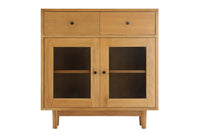 ナチュラルテイストの小さなキャビネットです。上質なチーク材を使用し、シンプルですがデザイン性の高いアイテムです。あえて余計な塗装をあまりせず、木本来の味わいを楽しめる作りになっています。取手には現在入手困難なローズウッド(現在はチーク材のローズウッドカラー塗装への仕様変更となっています)を使用し、コントラストの美しさが感じられる仕上がりになっています。本体のフォルムは女性が使いやすい様に低めの設計にしています。通常安価な白木などが用いられる裏面や引き出しの内部にも全て上質なチーク材を使用しており高級感があります。