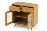 ナチュラルテイストの小さなキャビネットです。上質なチーク材を使用し、シンプルですがデザイン性の高いアイテムです。あえて余計な塗装をあまりせず、木本来の味わいを楽しめる作りになっています。取手には現在入手困難なローズウッド(現在はチーク材のローズウッドカラー塗装への仕様変更となっています)を使用し、コントラストの美しさが感じられる仕上がりになっています。本体のフォルムは女性が使いやすい様に低めの設計にしています。通常安価な白木などが用いられる裏面や引き出しの内部にも全て上質なチーク材を使用しており高級感があります。