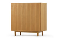 ナチュラルテイストの小さなキャビネットです。上質なチーク材を使用し、シンプルですがデザイン性の高いアイテムです。あえて余計な塗装をあまりせず、木本来の味わいを楽しめる作りになっています。取手には現在入手困難なローズウッド(現在はチーク材のローズウッドカラー塗装への仕様変更となっています)を使用し、コントラストの美しさが感じられる仕上がりになっています。本体のフォルムは女性が使いやすい様に低めの設計にしています。通常安価な白木などが用いられる裏面や引き出しの内部にも全て上質なチーク材を使用しており高級感があります。