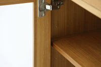 ナチュラルテイストの小さなキャビネットです。上質なチーク材を使用し、シンプルですがデザイン性の高いアイテムです。あえて余計な塗装をあまりせず、木本来の味わいを楽しめる作りになっています。取手には現在入手困難なローズウッド(現在はチーク材のローズウッドカラー塗装への仕様変更となっています)を使用し、コントラストの美しさが感じられる仕上がりになっています。本体のフォルムは女性が使いやすい様に低めの設計にしています。通常安価な白木などが用いられる裏面や引き出しの内部にも全て上質なチーク材を使用しており高級感があります。