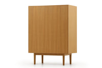 ナチュラルテイストのハイチェストです。上質なチーク材を使用し、シンプルですがデザイン性の高いアイテムです。あえて余計な塗装をあまりせず、木本来の味わいを楽しめる作りになっています。取手には現在入手困難なローズウッド(現在はチーク材のローズウッドカラー塗装への仕様変更となっています)を使用し、コントラストの美しさが感じられる仕上がりになっています。本体のフォルムは女性が使いやすい様に低めの設計にしています。通常安価な白木などが用いられる裏面や引き出しの内部にも全て上質なチーク材を使用しており高級感があります。