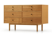 ナチュラルテイストのワイドチェストです。上部右側は浅めの引出しになっており、アクセサリーなどの小物が綺麗に収納できます。左側は見た目は右側同様ですが、深い引出しになっています。こちらも上質なチーク材を使用し、シンプルですがデザイン性の高いアイテムです。あえて余計な塗装をあまりせず、木本来の味わいを楽しめる作りになっています。取手には現在入手困難なローズウッド(現在はチーク材のローズウッドカラー塗装への仕様変更となっています)を使用し、コントラストの美しさが感じられる仕上がりになっています。本体のフォルムは女性が使いやすい様に低めの設計にしています。通常安価な白木などが用いられる裏面や引き出しの内部にも全て上質なチーク材を使用しており高級感があります。