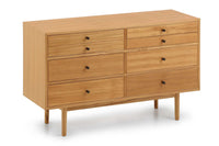 ナチュラルテイストのワイドチェストです。上部右側は浅めの引出しになっており、アクセサリーなどの小物が綺麗に収納できます。左側は見た目は右側同様ですが、深い引出しになっています。こちらも上質なチーク材を使用し、シンプルですがデザイン性の高いアイテムです。あえて余計な塗装をあまりせず、木本来の味わいを楽しめる作りになっています。取手には現在入手困難なローズウッド(現在はチーク材のローズウッドカラー塗装への仕様変更となっています)を使用し、コントラストの美しさが感じられる仕上がりになっています。本体のフォルムは女性が使いやすい様に低めの設計にしています。通常安価な白木などが用いられる裏面や引き出しの内部にも全て上質なチーク材を使用しており高級感があります。