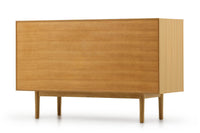 ナチュラルテイストのワイドチェストです。上部右側は浅めの引出しになっており、アクセサリーなどの小物が綺麗に収納できます。左側は見た目は右側同様ですが、深い引出しになっています。こちらも上質なチーク材を使用し、シンプルですがデザイン性の高いアイテムです。あえて余計な塗装をあまりせず、木本来の味わいを楽しめる作りになっています。取手には現在入手困難なローズウッド(現在はチーク材のローズウッドカラー塗装への仕様変更となっています)を使用し、コントラストの美しさが感じられる仕上がりになっています。本体のフォルムは女性が使いやすい様に低めの設計にしています。通常安価な白木などが用いられる裏面や引き出しの内部にも全て上質なチーク材を使用しており高級感があります。