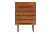 北欧モダンスタイルの少し小ぶりな5段ハイチェストです。取っ手を葉っぱの形に削りだしているのが特徴的なデザインです。使い勝手も良好で、収納時見た目にも大変上品で美しい雰囲気があります。素材は脚も含め全てチーク材を使用しており、美しい暖かな風合いの木目が心地よさを演出します。少し小さめなのがお部屋を圧迫することもなくおしゃれに演出することが可能です。