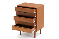 北欧モダンスタイルの少し小ぶりな5段ハイチェストです。取っ手を葉っぱの形に削りだしているのが特徴的なデザインです。使い勝手も良好で、収納時見た目にも大変上品で美しい雰囲気があります。素材は脚も含め全てチーク材を使用しており、美しい暖かな風合いの木目が心地よさを演出します。少し小さめなのがお部屋を圧迫することもなくおしゃれに演出することが可能です。