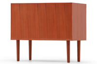 チーク材の3段チェストです。刃物のようなデザインの取っ手がチェスト本体と一体化することで収納時、非常にモダンで美しい印象を与えます。またこちらの長い取っ手は開け閉め時、ストレス無く、使い勝手がよいのも特徴です。チェスト本体の外枠が正面に対してフラットではなく斜めになっているなど高級感のあるデザインに仕上げています。