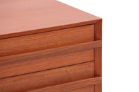 チーク材の3段チェストです。刃物のようなデザインの取っ手がチェスト本体と一体化することで収納時、非常にモダンで美しい印象を与えます。またこちらの長い取っ手は開け閉め時、ストレス無く、使い勝手がよいのも特徴です。チェスト本体の外枠が正面に対してフラットではなく斜めになっているなど高級感のあるデザインに仕上げています。