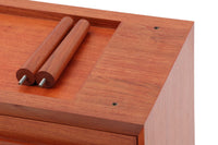 チーク材の3段チェストです。刃物のようなデザインの取っ手がチェスト本体と一体化することで収納時、非常にモダンで美しい印象を与えます。またこちらの長い取っ手は開け閉め時、ストレス無く、使い勝手がよいのも特徴です。チェスト本体の外枠が正面に対してフラットではなく斜めになっているなど高級感のあるデザインに仕上げています。