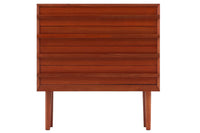 チーク材の4段チェストです。刃物のようなデザインの取っ手がチェスト本体と一体化することで収納時、非常にモダンで美しい印象を与えます。またこちらの長い取っ手は開け閉め時、ストレス無く、使い勝手がよいのも特徴です。チェスト本体の外枠が正面に対してフラットではなく斜めになっているなど高級感のあるデザインに仕上げています。