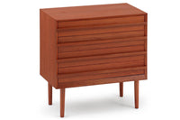 チーク材の4段チェストです。刃物のようなデザインの取っ手がチェスト本体と一体化することで収納時、非常にモダンで美しい印象を与えます。またこちらの長い取っ手は開け閉め時、ストレス無く、使い勝手がよいのも特徴です。チェスト本体の外枠が正面に対してフラットではなく斜めになっているなど高級感のあるデザインに仕上げています。