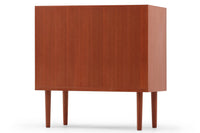 チーク材の4段チェストです。刃物のようなデザインの取っ手がチェスト本体と一体化することで収納時、非常にモダンで美しい印象を与えます。またこちらの長い取っ手は開け閉め時、ストレス無く、使い勝手がよいのも特徴です。チェスト本体の外枠が正面に対してフラットではなく斜めになっているなど高級感のあるデザインに仕上げています。