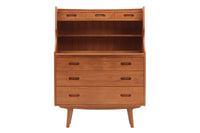 チーク材天然木のライティングビューロです。北欧では昔から馴染みのあるビューロは、チェストとして、ドレッサーとして、そしてデスクとしてなど、1台で非常に機能的なのが特徴で、ワンルームや小さめの部屋にも1台あると便利です。デザインも個性的で存在感があります。引き出しやカーブなど非常に丁寧に作り上げました。