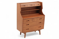 チーク材天然木のライティングビューロです。北欧では昔から馴染みのあるビューロは、チェストとして、ドレッサーとして、そしてデスクとしてなど、1台で非常に機能的なのが特徴で、ワンルームや小さめの部屋にも1台あると便利です。デザインも個性的で存在感があります。引き出しやカーブなど非常に丁寧に作り上げました。