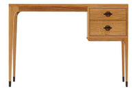 スレンダーな脚が特徴の片袖デスクです。本体はシンプルに、コーナーにジョイントされた四角い脚は先端に向かって徐々に丸くなるよう削りだしており、スタイリッシュで美しいデザインに仕上げています。ハンドメイドで一つ一つ丁寧に削り出した脚はチェスト本体との一体感があり、まるで完成品かのような仕上がりです。また、汚れやすいとされる足先には汚れが目立ちにくいように、そしてまるで美しい脚に見えるようにと、ひと手間かけてローズウッド材(現在はチーク材のローズウッドカラー塗装への仕様変更となっています)をジョイントしています。