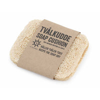 Iris Hantverk(イリス・ハントバーク)は、スウェーデン・エンシェーデの工房を拠点に、視覚障がいを持つ職人たちが伝統的な技法でブラシを手作りしているブランドです。現在は17名のスタッフのうち6名が視覚障がい者であり、さらにエストニアの職人とも協力しています。ブラシはストックホルムの直営店やオンラインショップ、スウェーデン国内外の卸先を通じて販売されています。1950年代から続く視覚障がい者の支援制度が2012年に打ち切られたことをきっかけに、長年会社に携わっていたリチャード・スパレンホークとサラ・エードヘルが経営を引き継ぎました。手作業で作られる天然素材のブラシは、高品質で温もりある使い心地が魅力です。Iris Hantverkは、「機能性と美しいデザイン、伝統技術と天然素材が融合した製品を通じて、ブラシ製造の職人技を次世代に継承すること」をビジョンに掲げています。