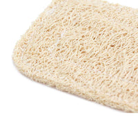 Iris Hantverk(イリス・ハントバーク)は、スウェーデン・エンシェーデの工房を拠点に、視覚障がいを持つ職人たちが伝統的な技法でブラシを手作りしているブランドです。現在は17名のスタッフのうち6名が視覚障がい者であり、さらにエストニアの職人とも協力しています。ブラシはストックホルムの直営店やオンラインショップ、スウェーデン国内外の卸先を通じて販売されています。1950年代から続く視覚障がい者の支援制度が2012年に打ち切られたことをきっかけに、長年会社に携わっていたリチャード・スパレンホークとサラ・エードヘルが経営を引き継ぎました。手作業で作られる天然素材のブラシは、高品質で温もりある使い心地が魅力です。Iris Hantverkは、「機能性と美しいデザイン、伝統技術と天然素材が融合した製品を通じて、ブラシ製造の職人技を次世代に継承すること」をビジョンに掲げています。