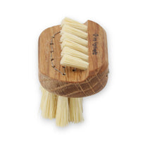 Iris Hantverk(イリス・ハントバーク)は、スウェーデン・エンシェーデの工房を拠点に、視覚障がいを持つ職人たちが伝統的な技法でブラシを手作りしているブランドです。現在は17名のスタッフのうち6名が視覚障がい者であり、さらにエストニアの職人とも協力しています。ブラシはストックホルムの直営店やオンラインショップ、スウェーデン国内外の卸先を通じて販売されています。1950年代から続く視覚障がい者の支援制度が2012年に打ち切られたことをきっかけに、長年会社に携わっていたリチャード・スパレンホークとサラ・エードヘルが経営を引き継ぎました。手作業で作られる天然素材のブラシは、高品質で温もりある使い心地が魅力です。Iris Hantverkは、「機能性と美しいデザイン、伝統技術と天然素材が融合した製品を通じて、ブラシ製造の職人技を次世代に継承すること」をビジョンに掲げています。