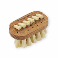 Iris Hantverk(イリス・ハントバーク)は、スウェーデン・エンシェーデの工房を拠点に、視覚障がいを持つ職人たちが伝統的な技法でブラシを手作りしているブランドです。現在は17名のスタッフのうち6名が視覚障がい者であり、さらにエストニアの職人とも協力しています。ブラシはストックホルムの直営店やオンラインショップ、スウェーデン国内外の卸先を通じて販売されています。1950年代から続く視覚障がい者の支援制度が2012年に打ち切られたことをきっかけに、長年会社に携わっていたリチャード・スパレンホークとサラ・エードヘルが経営を引き継ぎました。手作業で作られる天然素材のブラシは、高品質で温もりある使い心地が魅力です。Iris Hantverkは、「機能性と美しいデザイン、伝統技術と天然素材が融合した製品を通じて、ブラシ製造の職人技を次世代に継承すること」をビジョンに掲げています。