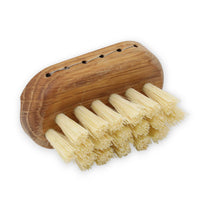 Iris Hantverk(イリス・ハントバーク)は、スウェーデン・エンシェーデの工房を拠点に、視覚障がいを持つ職人たちが伝統的な技法でブラシを手作りしているブランドです。現在は17名のスタッフのうち6名が視覚障がい者であり、さらにエストニアの職人とも協力しています。ブラシはストックホルムの直営店やオンラインショップ、スウェーデン国内外の卸先を通じて販売されています。1950年代から続く視覚障がい者の支援制度が2012年に打ち切られたことをきっかけに、長年会社に携わっていたリチャード・スパレンホークとサラ・エードヘルが経営を引き継ぎました。手作業で作られる天然素材のブラシは、高品質で温もりある使い心地が魅力です。Iris Hantverkは、「機能性と美しいデザイン、伝統技術と天然素材が融合した製品を通じて、ブラシ製造の職人技を次世代に継承すること」をビジョンに掲げています。