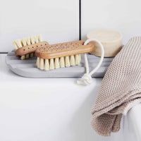 Iris Hantverk(イリス・ハントバーク)は、スウェーデン・エンシェーデの工房を拠点に、視覚障がいを持つ職人たちが伝統的な技法でブラシを手作りしているブランドです。現在は17名のスタッフのうち6名が視覚障がい者であり、さらにエストニアの職人とも協力しています。ブラシはストックホルムの直営店やオンラインショップ、スウェーデン国内外の卸先を通じて販売されています。1950年代から続く視覚障がい者の支援制度が2012年に打ち切られたことをきっかけに、長年会社に携わっていたリチャード・スパレンホークとサラ・エードヘルが経営を引き継ぎました。手作業で作られる天然素材のブラシは、高品質で温もりある使い心地が魅力です。Iris Hantverkは、「機能性と美しいデザイン、伝統技術と天然素材が融合した製品を通じて、ブラシ製造の職人技を次世代に継承すること」をビジョンに掲げています。