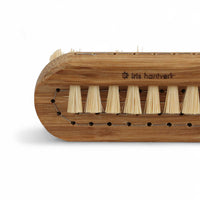 Iris Hantverk(イリス・ハントバーク)は、スウェーデン・エンシェーデの工房を拠点に、視覚障がいを持つ職人たちが伝統的な技法でブラシを手作りしているブランドです。現在は17名のスタッフのうち6名が視覚障がい者であり、さらにエストニアの職人とも協力しています。ブラシはストックホルムの直営店やオンラインショップ、スウェーデン国内外の卸先を通じて販売されています。1950年代から続く視覚障がい者の支援制度が2012年に打ち切られたことをきっかけに、長年会社に携わっていたリチャード・スパレンホークとサラ・エードヘルが経営を引き継ぎました。手作業で作られる天然素材のブラシは、高品質で温もりある使い心地が魅力です。Iris Hantverkは、「機能性と美しいデザイン、伝統技術と天然素材が融合した製品を通じて、ブラシ製造の職人技を次世代に継承すること」をビジョンに掲げています。