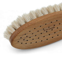 Iris Hantverk(イリス・ハントバーク)は、スウェーデン・エンシェーデの工房を拠点に、視覚障がいを持つ職人たちが伝統的な技法でブラシを手作りしているブランドです。現在は17名のスタッフのうち6名が視覚障がい者であり、さらにエストニアの職人とも協力しています。ブラシはストックホルムの直営店やオンラインショップ、スウェーデン国内外の卸先を通じて販売されています。1950年代から続く視覚障がい者の支援制度が2012年に打ち切られたことをきっかけに、長年会社に携わっていたリチャード・スパレンホークとサラ・エードヘルが経営を引き継ぎました。手作業で作られる天然素材のブラシは、高品質で温もりある使い心地が魅力です。Iris Hantverkは、「機能性と美しいデザイン、伝統技術と天然素材が融合した製品を通じて、ブラシ製造の職人技を次世代に継承すること」をビジョンに掲げています。