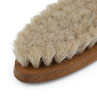 Iris Hantverk(イリス・ハントバーク)は、スウェーデン・エンシェーデの工房を拠点に、視覚障がいを持つ職人たちが伝統的な技法でブラシを手作りしているブランドです。現在は17名のスタッフのうち6名が視覚障がい者であり、さらにエストニアの職人とも協力しています。ブラシはストックホルムの直営店やオンラインショップ、スウェーデン国内外の卸先を通じて販売されています。1950年代から続く視覚障がい者の支援制度が2012年に打ち切られたことをきっかけに、長年会社に携わっていたリチャード・スパレンホークとサラ・エードヘルが経営を引き継ぎました。手作業で作られる天然素材のブラシは、高品質で温もりある使い心地が魅力です。Iris Hantverkは、「機能性と美しいデザイン、伝統技術と天然素材が融合した製品を通じて、ブラシ製造の職人技を次世代に継承すること」をビジョンに掲げています。