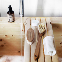 Iris Hantverk(イリス・ハントバーク)は、スウェーデン・エンシェーデの工房を拠点に、視覚障がいを持つ職人たちが伝統的な技法でブラシを手作りしているブランドです。現在は17名のスタッフのうち6名が視覚障がい者であり、さらにエストニアの職人とも協力しています。ブラシはストックホルムの直営店やオンラインショップ、スウェーデン国内外の卸先を通じて販売されています。1950年代から続く視覚障がい者の支援制度が2012年に打ち切られたことをきっかけに、長年会社に携わっていたリチャード・スパレンホークとサラ・エードヘルが経営を引き継ぎました。手作業で作られる天然素材のブラシは、高品質で温もりある使い心地が魅力です。Iris Hantverkは、「機能性と美しいデザイン、伝統技術と天然素材が融合した製品を通じて、ブラシ製造の職人技を次世代に継承すること」をビジョンに掲げています。