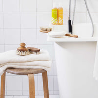 Iris Hantverk(イリス・ハントバーク)は、スウェーデン・エンシェーデの工房を拠点に、視覚障がいを持つ職人たちが伝統的な技法でブラシを手作りしているブランドです。現在は17名のスタッフのうち6名が視覚障がい者であり、さらにエストニアの職人とも協力しています。ブラシはストックホルムの直営店やオンラインショップ、スウェーデン国内外の卸先を通じて販売されています。1950年代から続く視覚障がい者の支援制度が2012年に打ち切られたことをきっかけに、長年会社に携わっていたリチャード・スパレンホークとサラ・エードヘルが経営を引き継ぎました。手作業で作られる天然素材のブラシは、高品質で温もりある使い心地が魅力です。Iris Hantverkは、「機能性と美しいデザイン、伝統技術と天然素材が融合した製品を通じて、ブラシ製造の職人技を次世代に継承すること」をビジョンに掲げています。