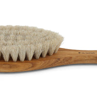 Iris Hantverk(イリス・ハントバーク)は、スウェーデン・エンシェーデの工房を拠点に、視覚障がいを持つ職人たちが伝統的な技法でブラシを手作りしているブランドです。現在は17名のスタッフのうち6名が視覚障がい者であり、さらにエストニアの職人とも協力しています。ブラシはストックホルムの直営店やオンラインショップ、スウェーデン国内外の卸先を通じて販売されています。1950年代から続く視覚障がい者の支援制度が2012年に打ち切られたことをきっかけに、長年会社に携わっていたリチャード・スパレンホークとサラ・エードヘルが経営を引き継ぎました。手作業で作られる天然素材のブラシは、高品質で温もりある使い心地が魅力です。Iris Hantverkは、「機能性と美しいデザイン、伝統技術と天然素材が融合した製品を通じて、ブラシ製造の職人技を次世代に継承すること」をビジョンに掲げています。