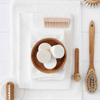 Iris Hantverk(イリス・ハントバーク)は、スウェーデン・エンシェーデの工房を拠点に、視覚障がいを持つ職人たちが伝統的な技法でブラシを手作りしているブランドです。現在は17名のスタッフのうち6名が視覚障がい者であり、さらにエストニアの職人とも協力しています。ブラシはストックホルムの直営店やオンラインショップ、スウェーデン国内外の卸先を通じて販売されています。1950年代から続く視覚障がい者の支援制度が2012年に打ち切られたことをきっかけに、長年会社に携わっていたリチャード・スパレンホークとサラ・エードヘルが経営を引き継ぎました。手作業で作られる天然素材のブラシは、高品質で温もりある使い心地が魅力です。Iris Hantverkは、「機能性と美しいデザイン、伝統技術と天然素材が融合した製品を通じて、ブラシ製造の職人技を次世代に継承すること」をビジョンに掲げています。