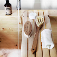 Iris Hantverk(イリス・ハントバーク)は、スウェーデン・エンシェーデの工房を拠点に、視覚障がいを持つ職人たちが伝統的な技法でブラシを手作りしているブランドです。現在は17名のスタッフのうち6名が視覚障がい者であり、さらにエストニアの職人とも協力しています。ブラシはストックホルムの直営店やオンラインショップ、スウェーデン国内外の卸先を通じて販売されています。1950年代から続く視覚障がい者の支援制度が2012年に打ち切られたことをきっかけに、長年会社に携わっていたリチャード・スパレンホークとサラ・エードヘルが経営を引き継ぎました。手作業で作られる天然素材のブラシは、高品質で温もりある使い心地が魅力です。Iris Hantverkは、「機能性と美しいデザイン、伝統技術と天然素材が融合した製品を通じて、ブラシ製造の職人技を次世代に継承すること」をビジョンに掲げています。