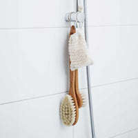 Iris Hantverk(イリス・ハントバーク)は、スウェーデン・エンシェーデの工房を拠点に、視覚障がいを持つ職人たちが伝統的な技法でブラシを手作りしているブランドです。現在は17名のスタッフのうち6名が視覚障がい者であり、さらにエストニアの職人とも協力しています。ブラシはストックホルムの直営店やオンラインショップ、スウェーデン国内外の卸先を通じて販売されています。1950年代から続く視覚障がい者の支援制度が2012年に打ち切られたことをきっかけに、長年会社に携わっていたリチャード・スパレンホークとサラ・エードヘルが経営を引き継ぎました。手作業で作られる天然素材のブラシは、高品質で温もりある使い心地が魅力です。Iris Hantverkは、「機能性と美しいデザイン、伝統技術と天然素材が融合した製品を通じて、ブラシ製造の職人技を次世代に継承すること」をビジョンに掲げています。