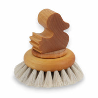 Iris Hantverk(イリス・ハントバーク)は、スウェーデン・エンシェーデの工房を拠点に、視覚障がいを持つ職人たちが伝統的な技法でブラシを手作りしているブランドです。現在は17名のスタッフのうち6名が視覚障がい者であり、さらにエストニアの職人とも協力しています。ブラシはストックホルムの直営店やオンラインショップ、スウェーデン国内外の卸先を通じて販売されています。1950年代から続く視覚障がい者の支援制度が2012年に打ち切られたことをきっかけに、長年会社に携わっていたリチャード・スパレンホークとサラ・エードヘルが経営を引き継ぎました。手作業で作られる天然素材のブラシは、高品質で温もりある使い心地が魅力です。Iris Hantverkは、「機能性と美しいデザイン、伝統技術と天然素材が融合した製品を通じて、ブラシ製造の職人技を次世代に継承すること」をビジョンに掲げています。